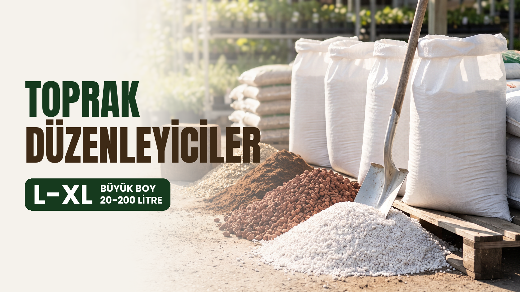Toprak düzenleyiciler büyük boy – bahçe deposunda palet üzerinde ağzı açık baskısız beyaz dokuma çuvallar, önlerinde büyük perlit, pomza ve cocopeat yığınları ve yığına saplanmış kürek
