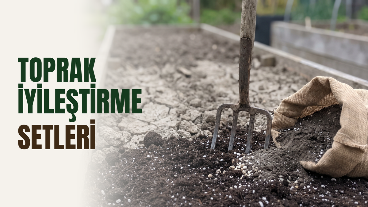 Bahçe yatağında işlenmiş koyu, ufalanabilir ve perlit taneli toprak ile arkasında henüz işlenmemiş sert, çatlamış killi toprak; toprağa saplanmış bahçe çatalı ve ağzı açık çuvaldan dökülen toprak iyileştirme karışımı.