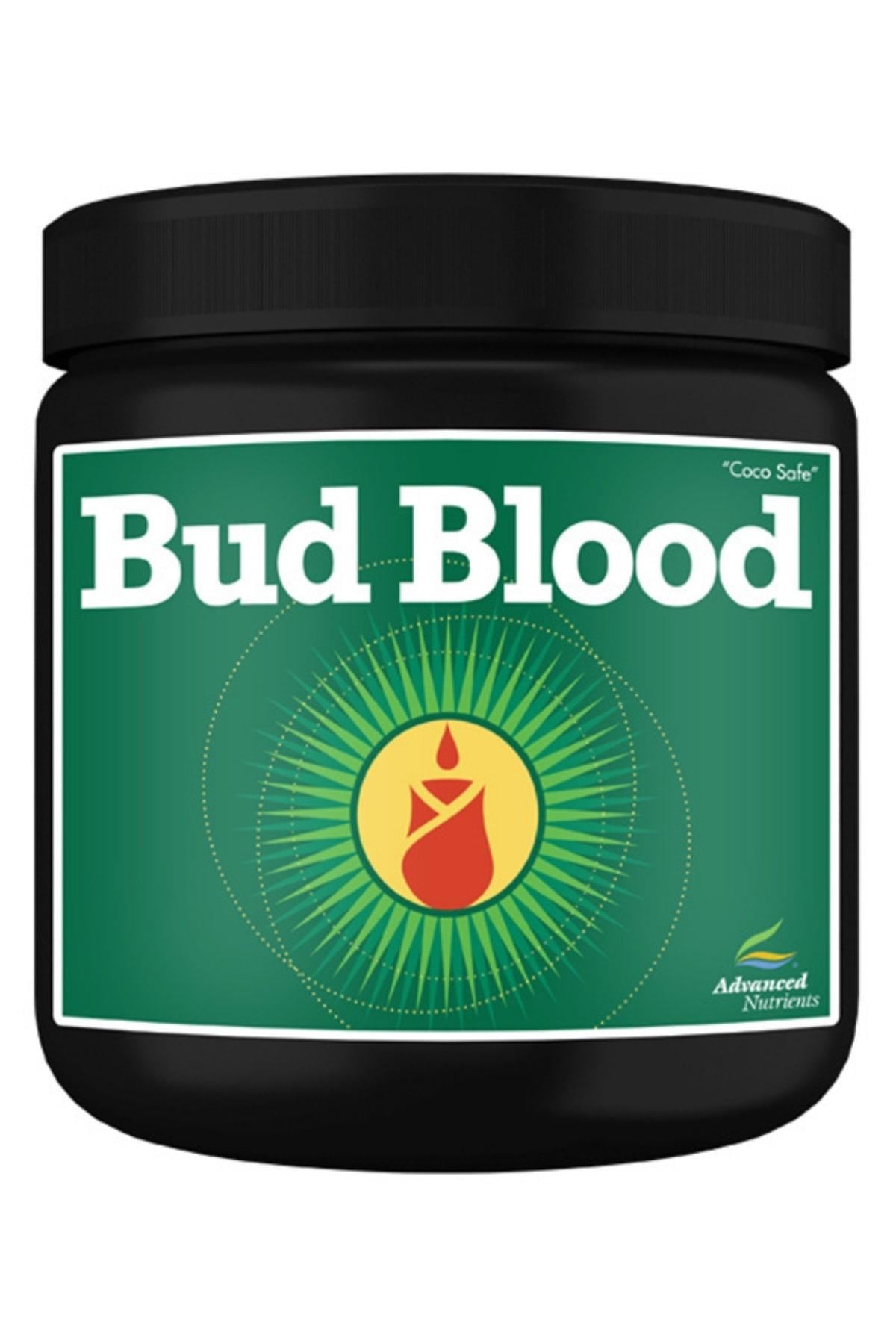 Bud Blood Powder 2,5 kg siyah büyük silindirik kavanoz – koyu yeşil etiket, beyaz el yazısı marka