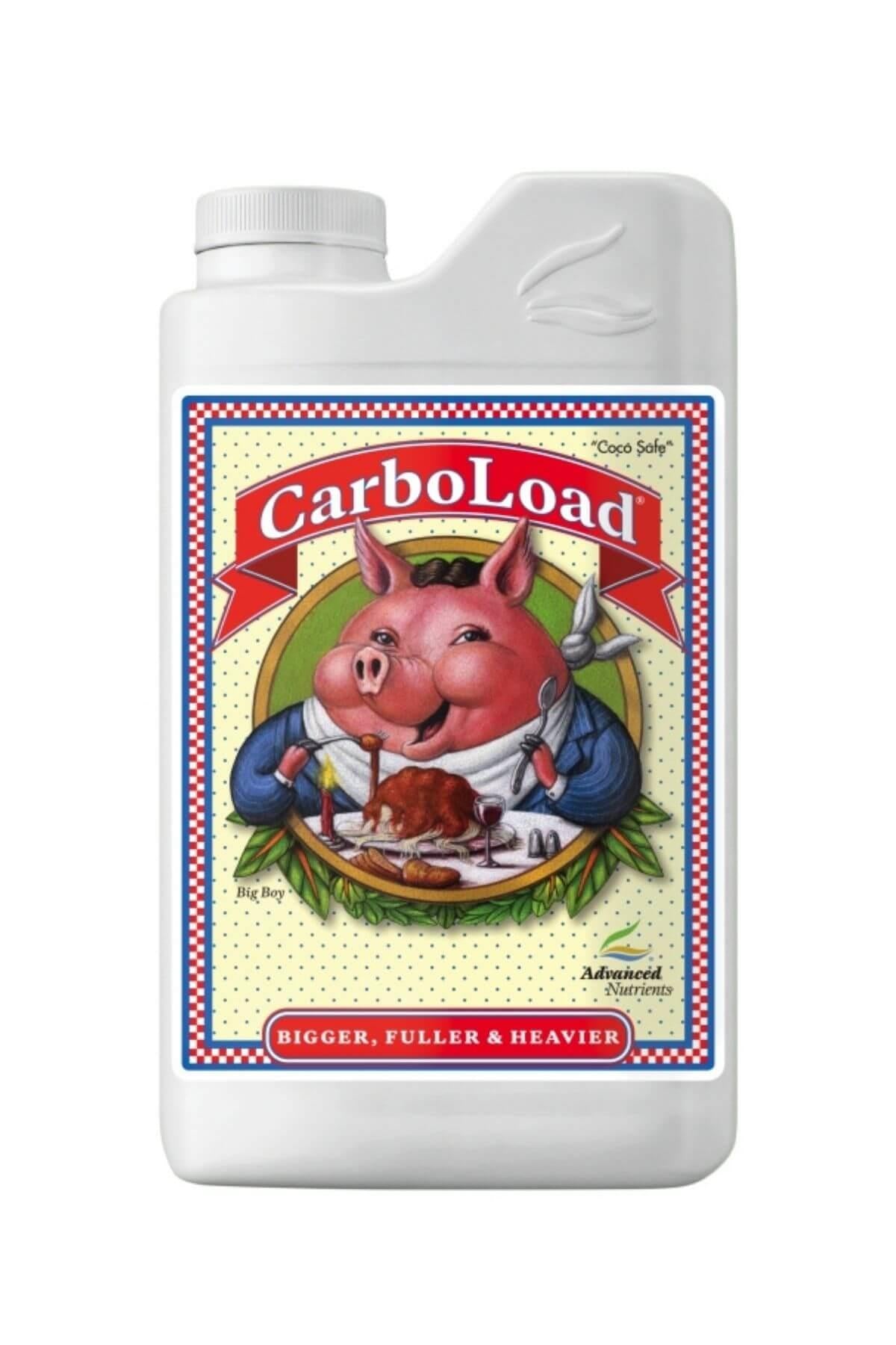 CarboLoad 1 litre beyaz plastik şişe – krem rengi etiket, kırmızı bantlı figürlü ön yüz, vidalı kapak