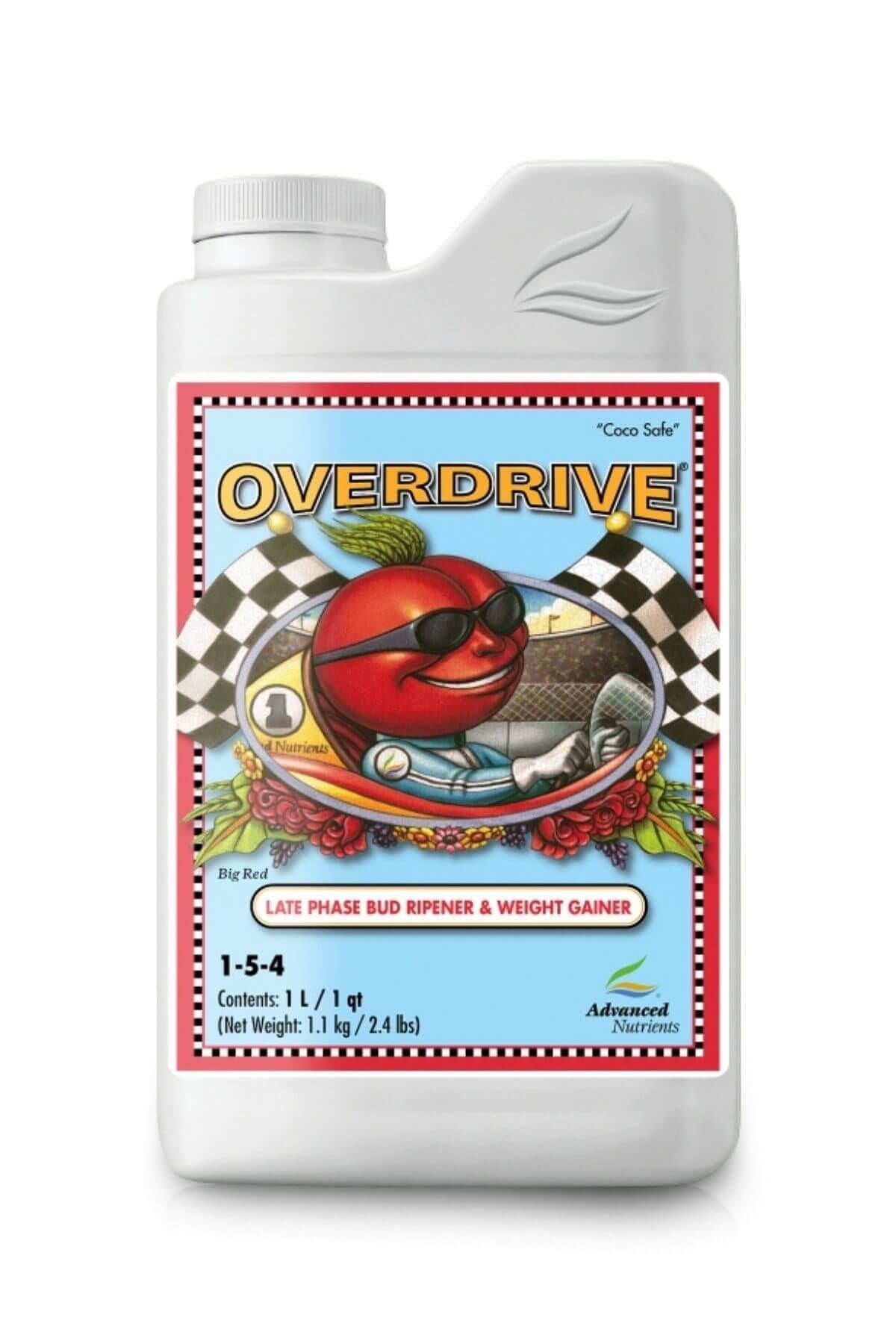 Overdrive 1 litre beyaz şişe – açık mavi etiket, 1-5-4 yazılı, damalı bayrak ve kırmızı figürlü çizim