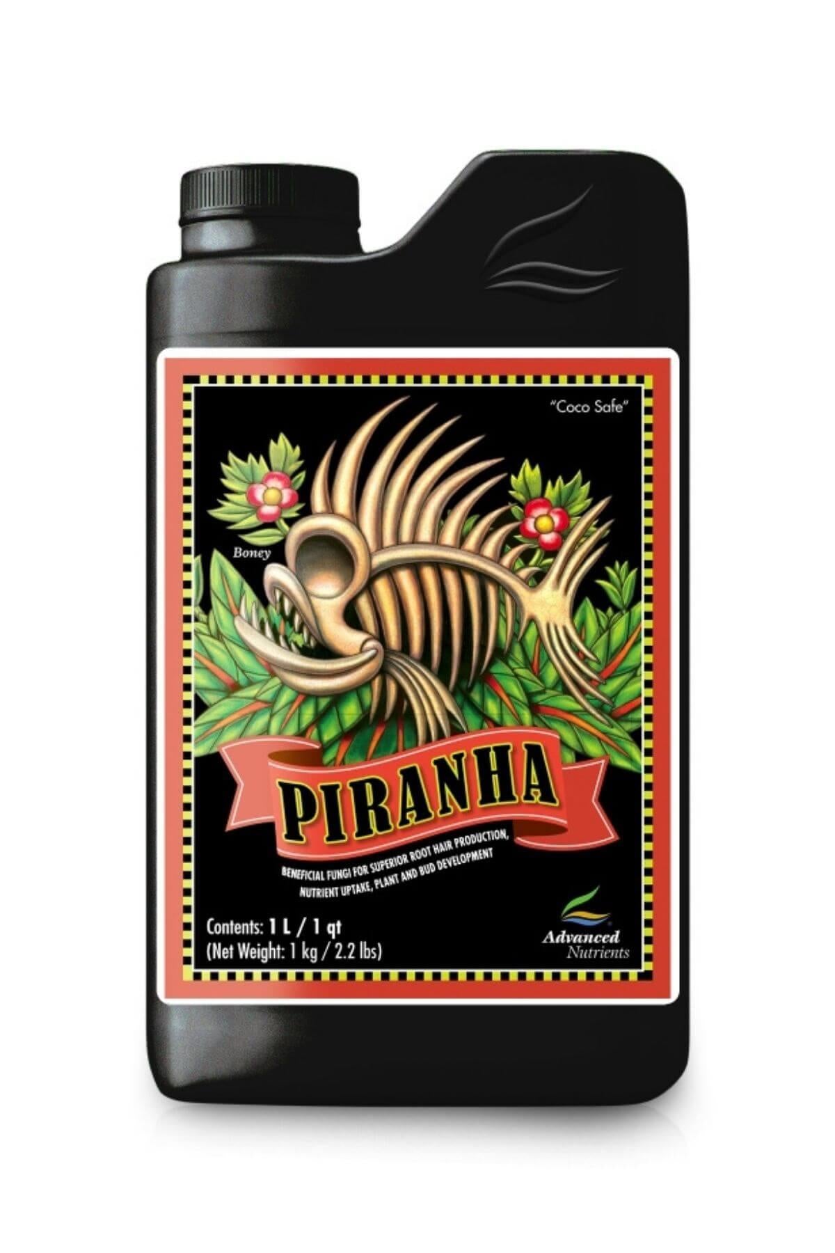 Piranha 1 litre siyah şişe – koyu zeminli etiket, balık iskeleti ve yaprak çizimi, kırmızı yazı bandı
