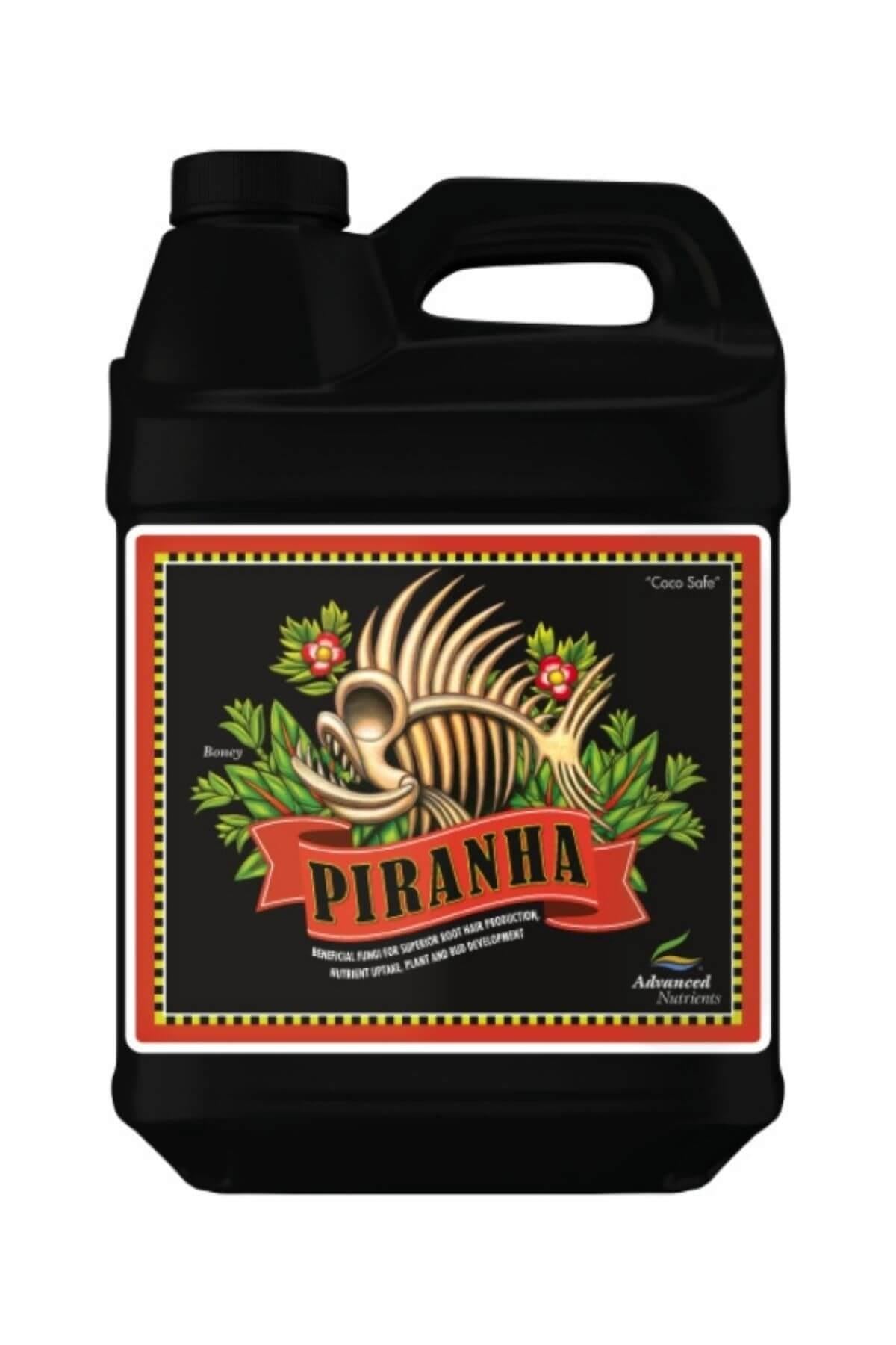 Piranha 500 ml siyah plastik bidon – koyu etiket, yeşil yapraklı balık iskeleti çizimi, kulplu gövde