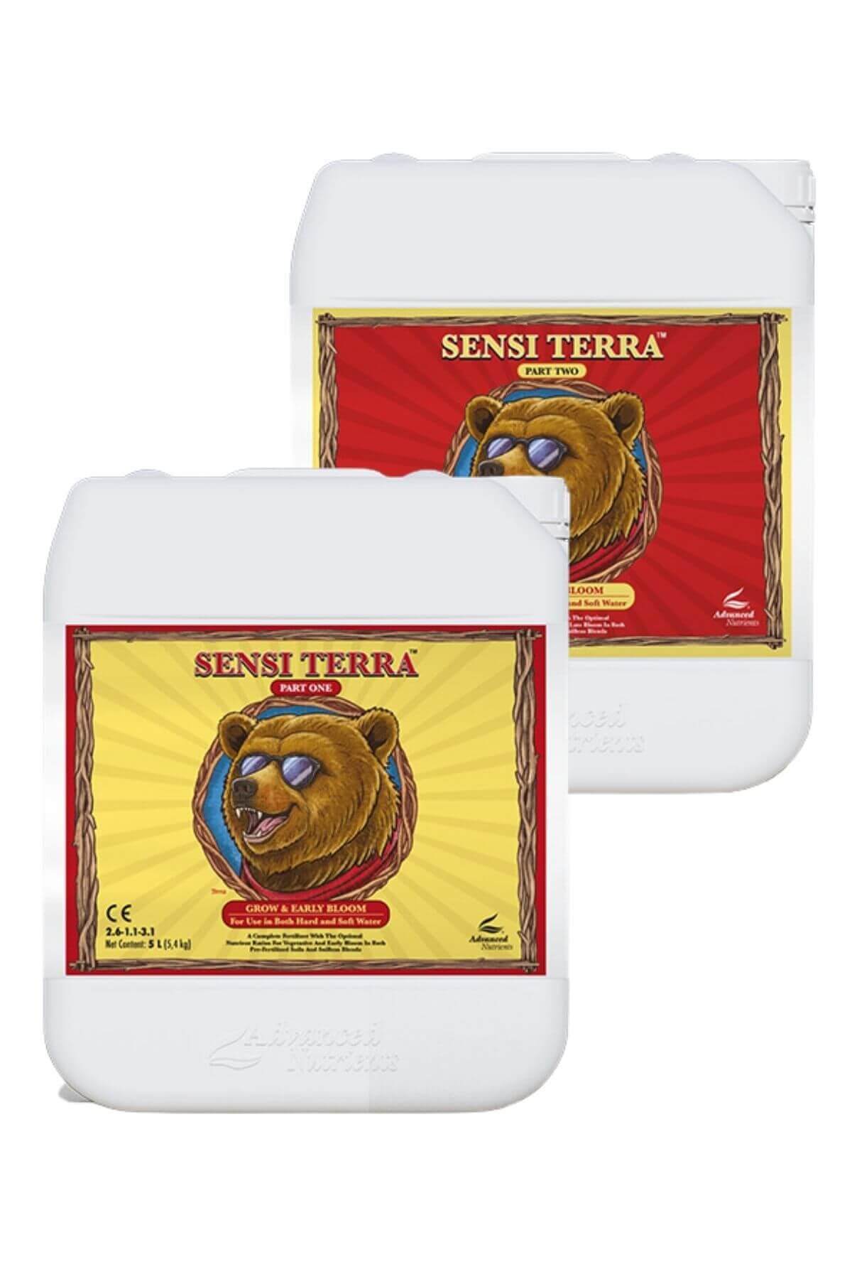 Sensi Terra Part One ve Part Two 5 litrelik beyaz bidonlar – sarı kırmızı etiket, ayı figürlü çizim