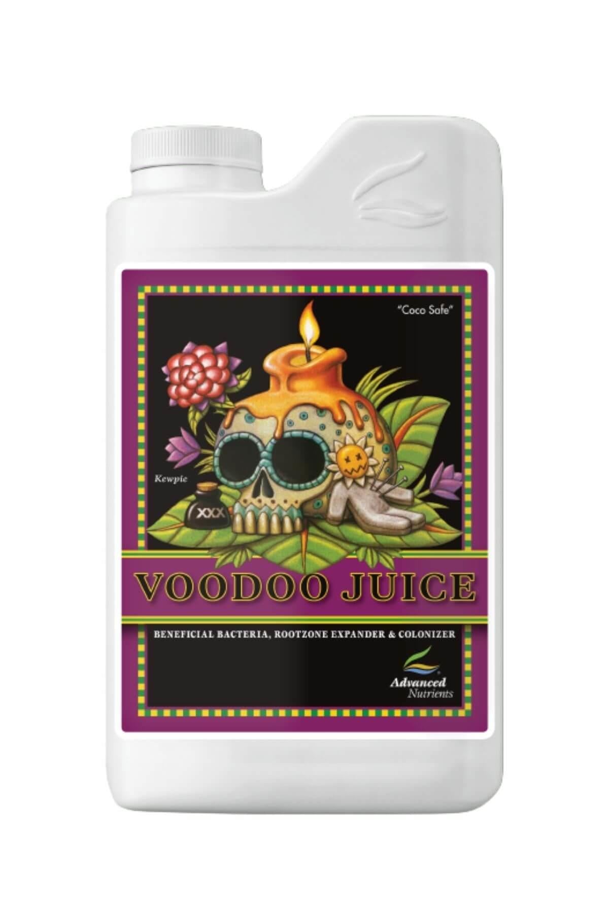 Voodoo Juice 1 litre beyaz şişe – siyah etiket, mum ve çiçekli kuru kafa çizimi, mor yazı bandı
