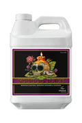 Voodoo Juice 500 ml beyaz bidon – siyah etiket, çiçekli kuru kafa görseli, mor bantlı yazı, kulplu