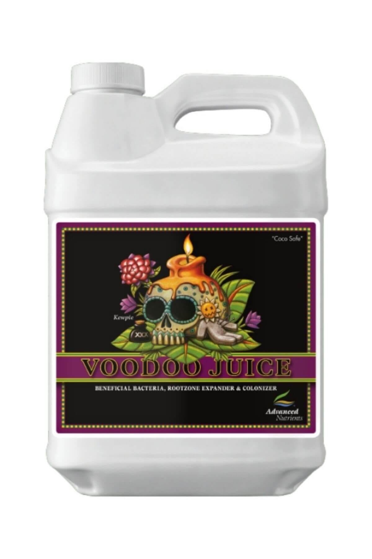 Voodoo Juice 500 ml beyaz bidon – siyah etiket, çiçekli kuru kafa görseli, mor bantlı yazı, kulplu
