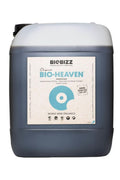 Bio Heaven 10 litre koyu renkli büyük bidon – bej kraft etiket, mavi yaprak diski, beyaz kapaklı gövde