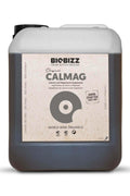 Calmag 5 litre koyu renkli bidon – bej etiket, gri daire simgesi, beyaz geniş kapak, kulplu gövde
