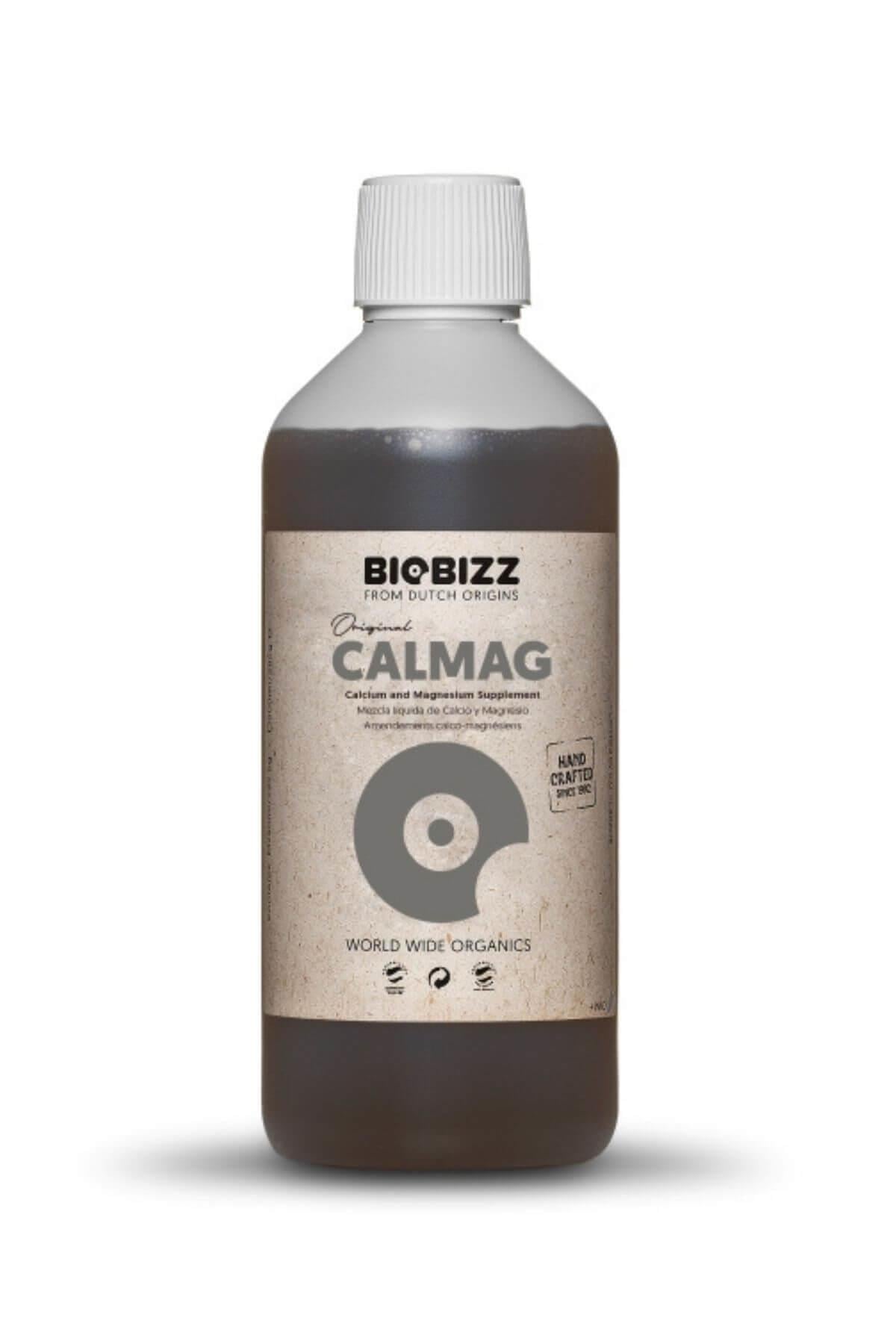 Calmag 500 ml koyu kahve şişe – bej etiket, gri daire simgesi, World Wide Organics yazılı alt bant