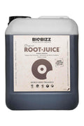 Root Juice 5 litre koyu renkli bidon – bej etiket, kahverengi daire simgesi, beyaz geniş kapak, kulplu
