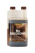 Bio Rhizotonic 1 litre kahverengi şişe – bakır tonlu etiket, kök görseli, iki koyu renkli dozaj kapağı