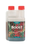 Boost 250 ml beyaz şeffaf şişe – koyu etiket, kırmızı çiçek ve yeşil doku görseli, kırmızı kapaklar