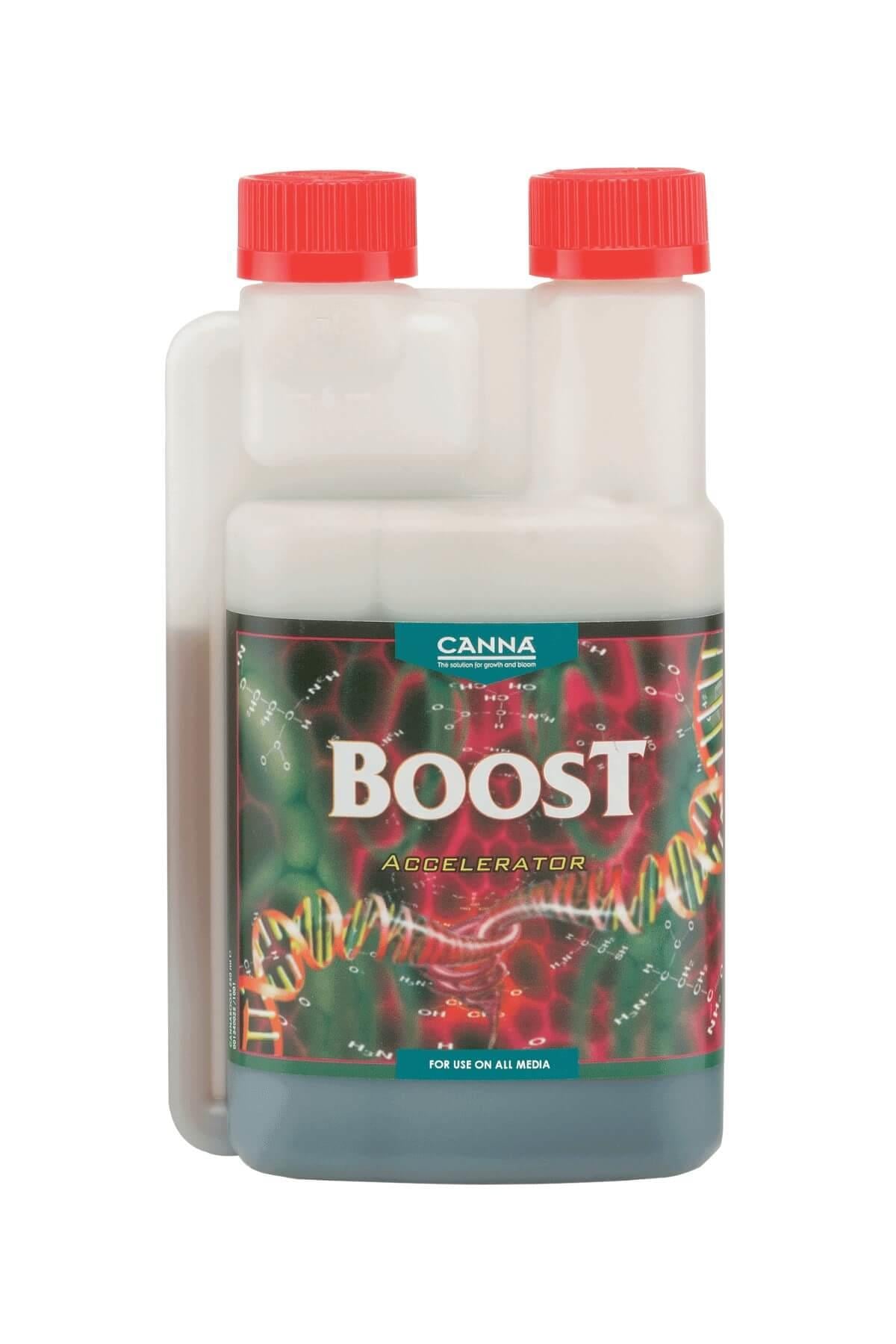 Boost 250 ml beyaz şeffaf şişe – koyu etiket, kırmızı çiçek ve yeşil doku görseli, kırmızı kapaklar