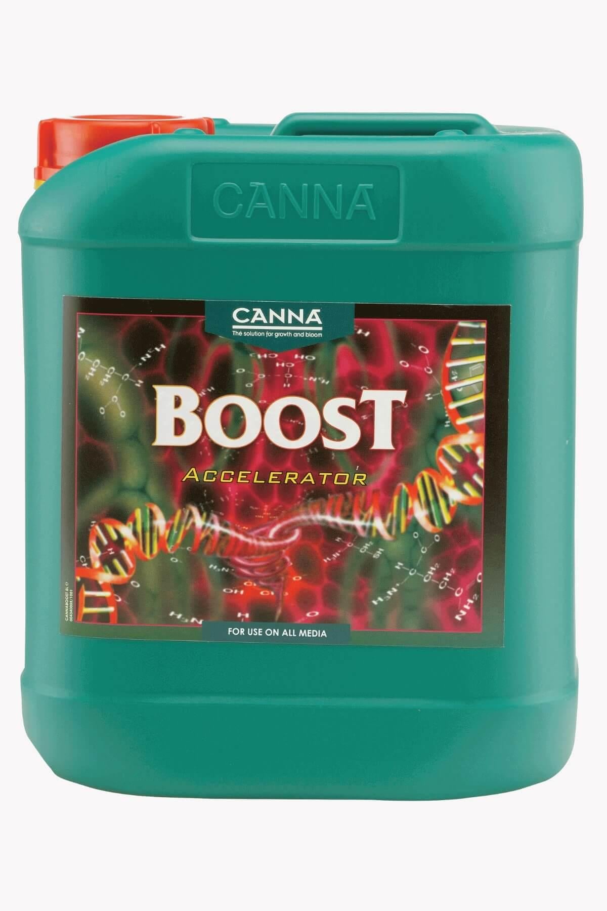 Boost 5 litre yeşil bidon – koyu etiket, kırmızı çiçekli görsel, kırmızı kapak, kulplu geniş gövde