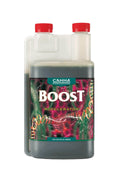 Boost 500 ml beyaz şeffaf şişe – koyu etiket, kırmızı çiçekli görsel, iki kırmızı dozaj kapağı