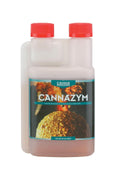 Cannazym 250 ml beyaz şeffaf şişe – turkuaz çerçeveli etiket, altın renkli kök görseli, kırmızı kapaklı
