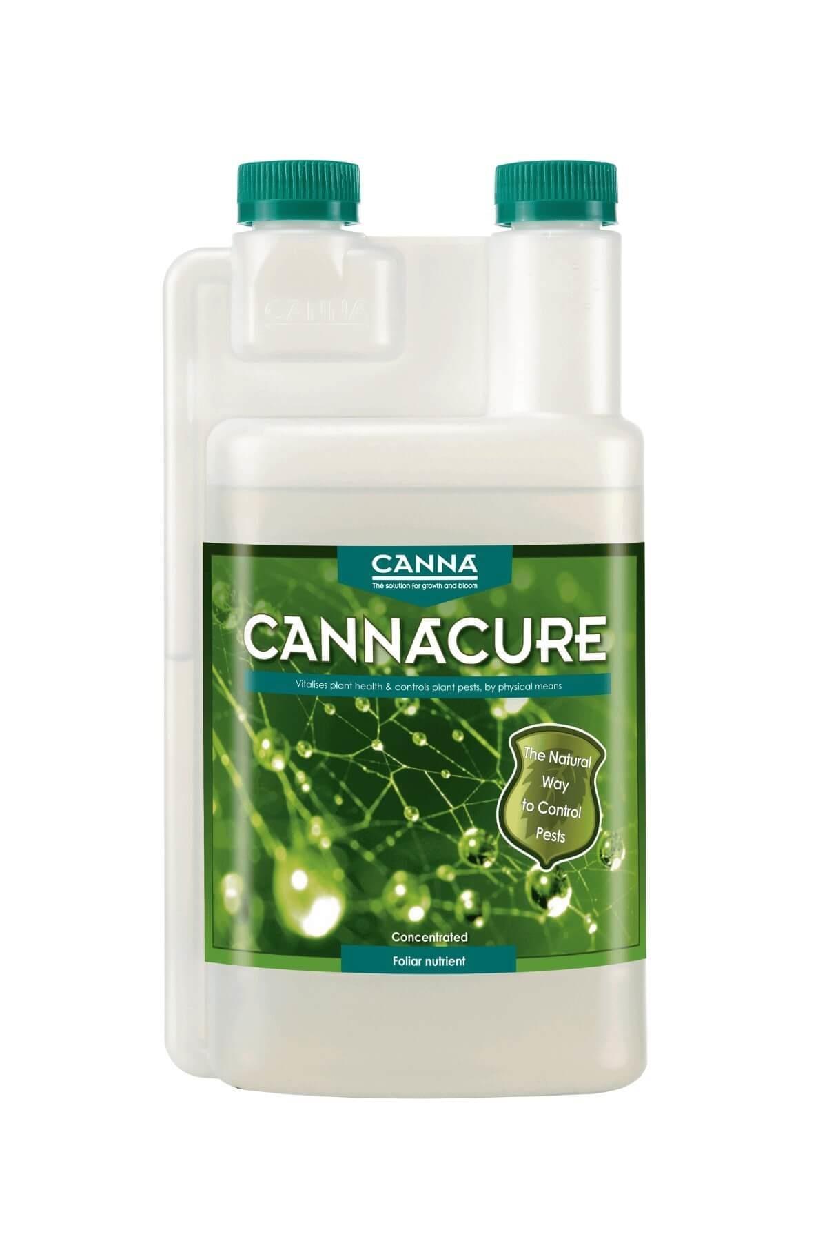 Canna Cure 1 litre şeffaf şişe – yeşil etiket, su damlalı yaprak görseli, iki yeşil dozaj kapağı