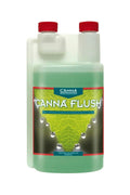 Canna Flush 250 ml şeffaf şişe – yeşil etiket, su damlalı yaprak fotoğrafı, iki kırmızı dozaj kapağı