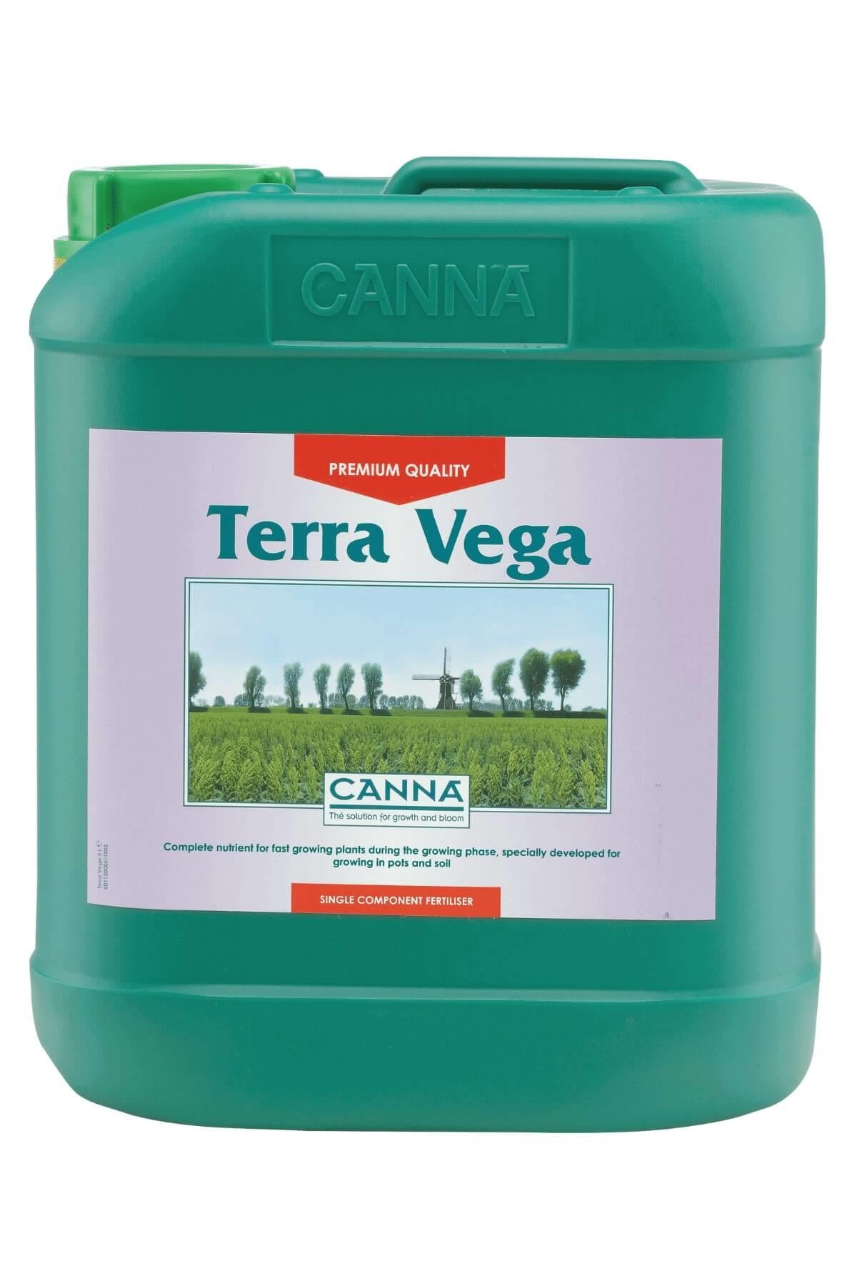 Terra Vega 5 litre yeşil bidon – leylak etiket, ağaçlı tarla fotoğrafı, yeşil kapak ve tutamaklı gövde