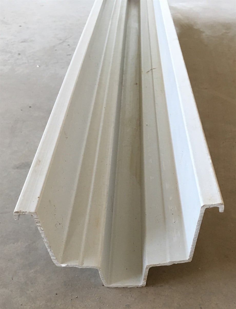 Topraksız Çilek Üretimi İçin 2 Metre PVC Kanal – Cocopeat Torbası Taşıyıcı