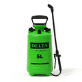 Delta K-81 5 litre basınçlı ilaçlama pompası – açık yeşil silindir hazne, siyah taşıma kolu, hortum ve uzatma lansı, üzerinde 5L yazısı