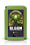 Emerald Harvest Bloom 9,46 litre – koyu yeşil kulplu şişe, mor çerçeveli etiket ve beyaz BLOOM yazısı