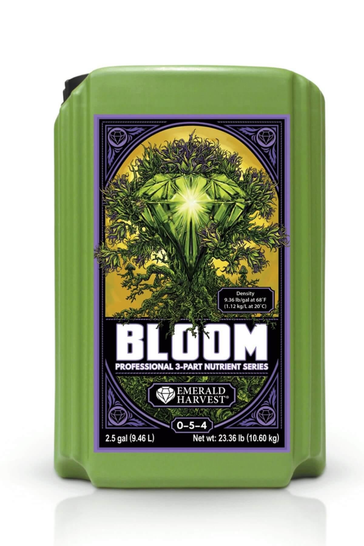 Emerald Harvest Bloom 9,46 litre – koyu yeşil kulplu şişe, mor çerçeveli etiket ve beyaz BLOOM yazısı
