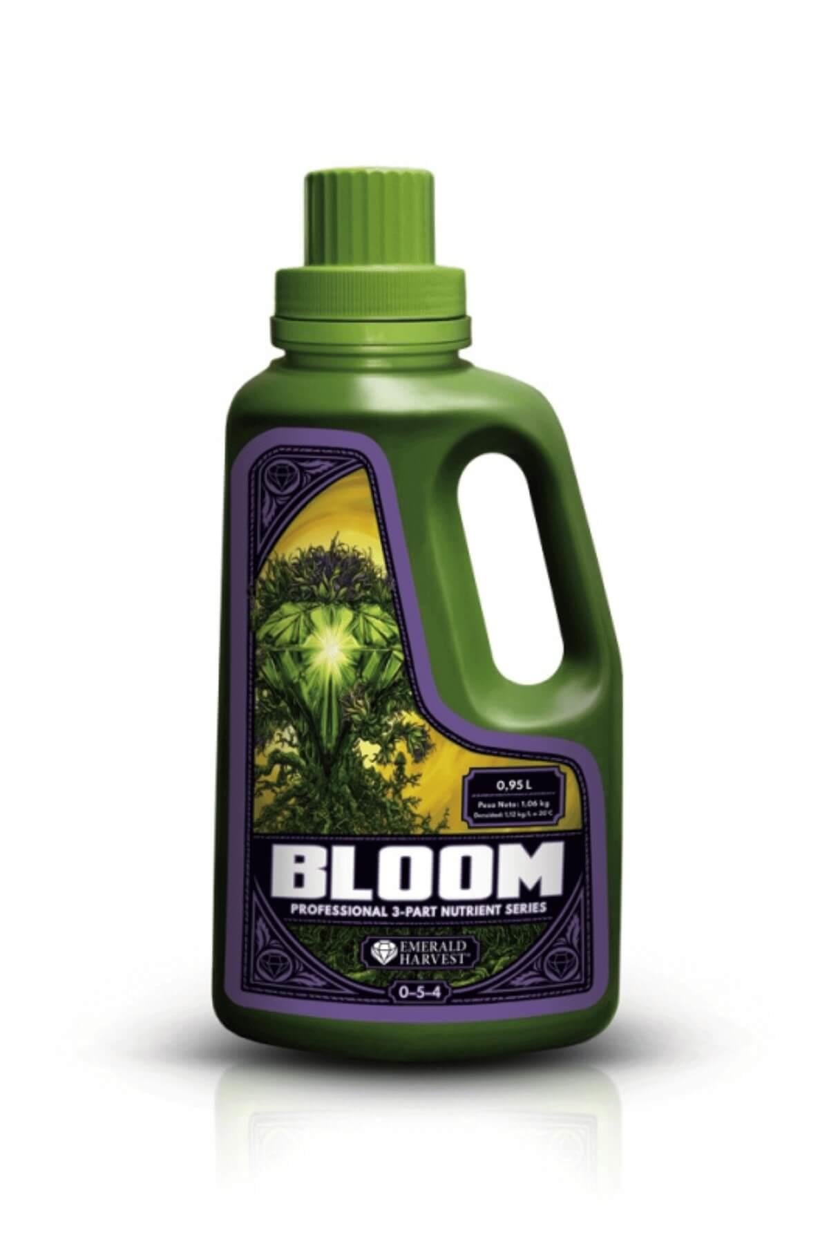 Emerald Harvest Bloom 950 ml – koyu yeşil kulplu şişe, mor çerçeveli etiket ve beyaz BLOOM yazısı