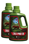 Emerald Harvest Cali Pro Bloom A-B 3,79 litre – kırmızı çerçeveli etiketli, ayı görselli iki koyu yeşil kulplu şişe