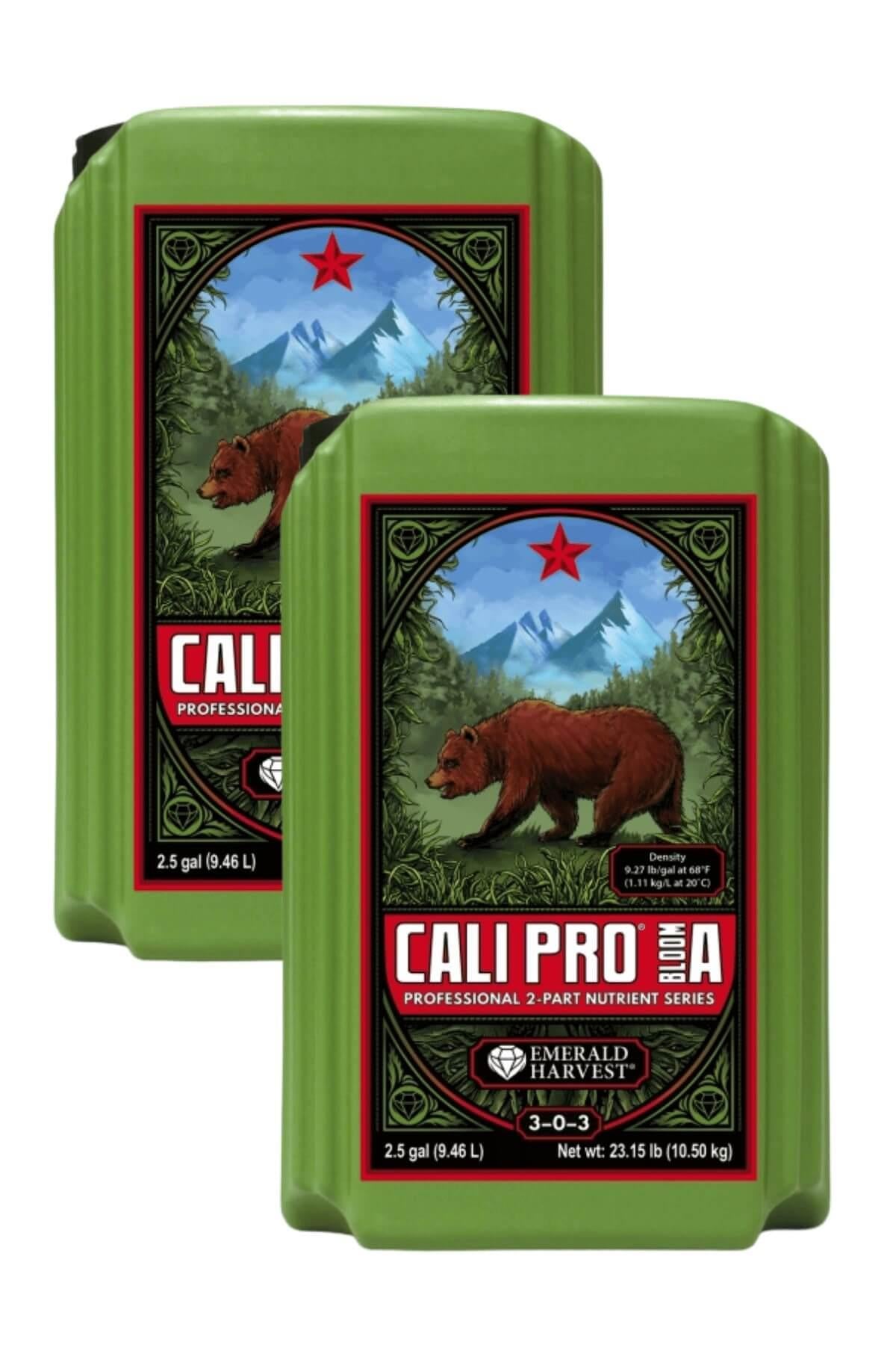 Emerald Harvest Cali Pro Bloom A-B 9,46 litre – kırmızı çerçeveli etiketli, ayı görselli iki koyu yeşil kulplu şişe