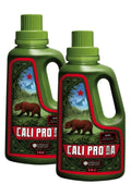 Emerald Harvest Cali Pro Bloom A-B 950 ml – kırmızı çerçeveli etiketli, ayı görselli iki koyu yeşil kulplu şişe