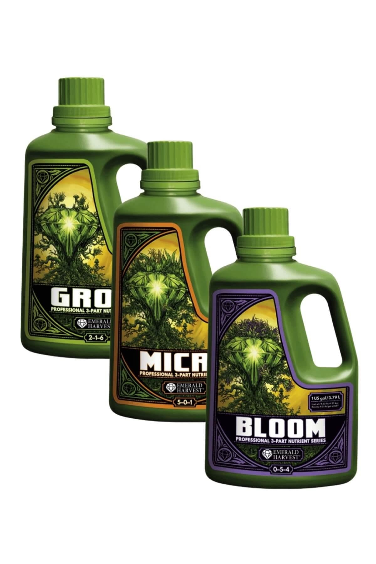 Emerald Harvest Grow Micro Bloom 3,79 litre – yan yana duran yeşil, turuncu ve mor etiketli üç koyu yeşil şişe