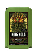 Emerald Harvest King Kola 9,46 litre – koyu yeşil kulplu şişe, kırmızı çerçeveli etiket ve beyaz KING KOLA yazısı