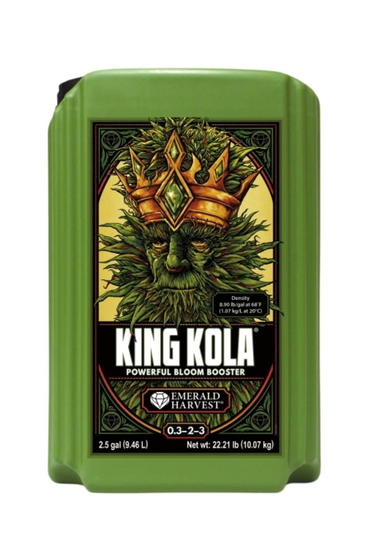 Emerald Harvest King Kola 9,46 litre – koyu yeşil kulplu şişe, kırmızı çerçeveli etiket ve beyaz KING KOLA yazısı