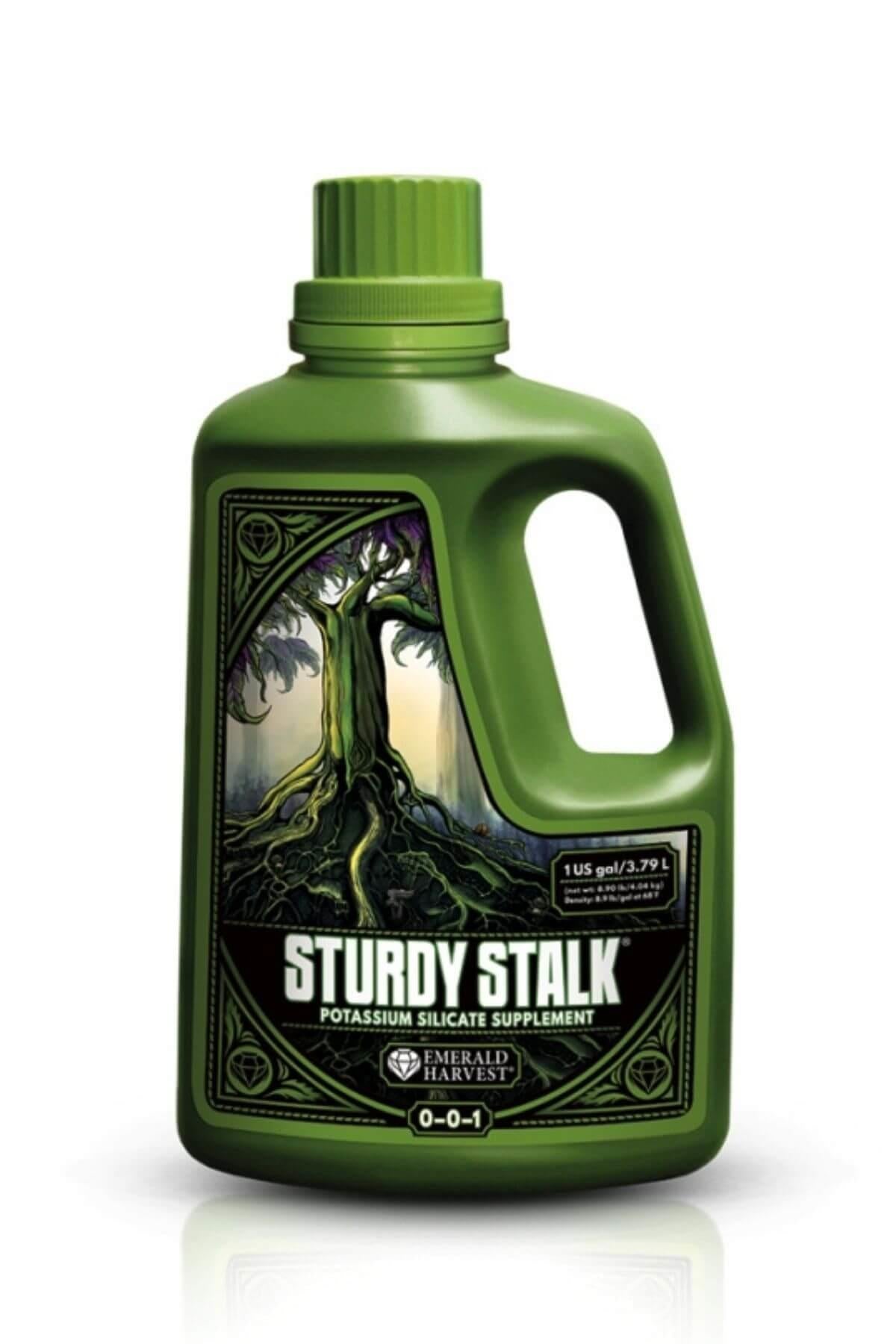 Emerald Harvest Sturdy Stalk 3,79 litre – koyu yeşil kulplu şişe, koyu tonlu ağaç kabuğu desenli etiket ve beyaz yazı