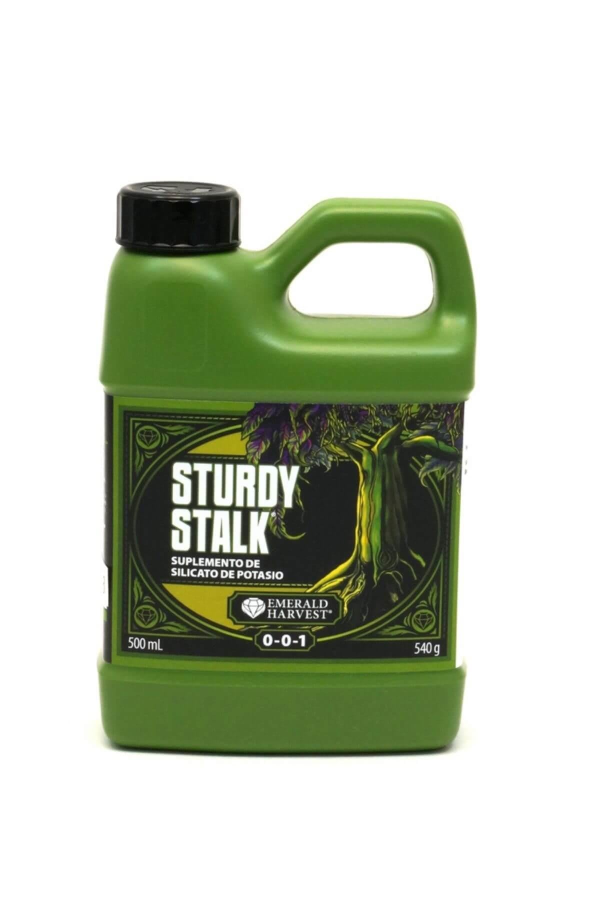 Emerald Harvest Sturdy Stalk 500 ml – koyu yeşil kulplu şişe, koyu tonlu ağaç kabuğu desenli etiket ve beyaz yazı