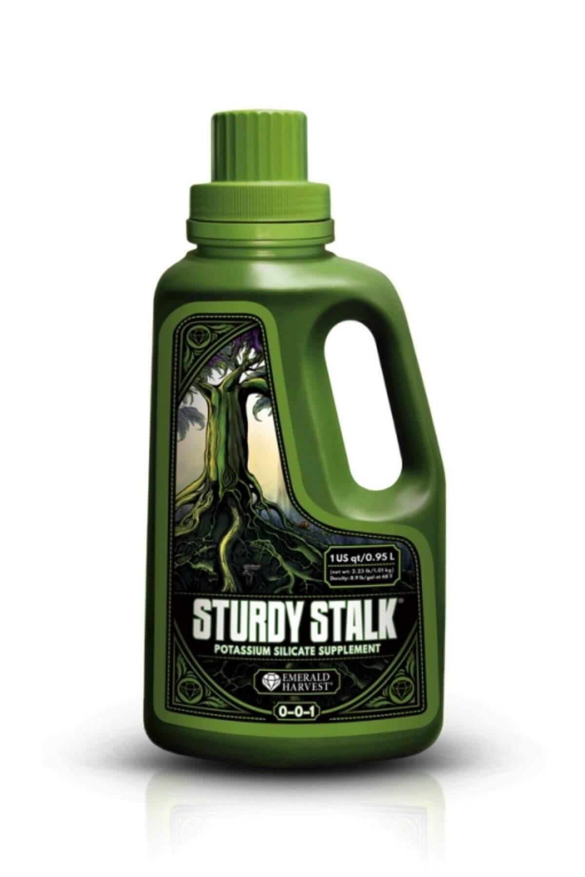 Emerald Harvest Sturdy Stalk 950 ml – koyu yeşil kulplu şişe, koyu tonlu ağaç kabuğu desenli etiket ve beyaz yazı