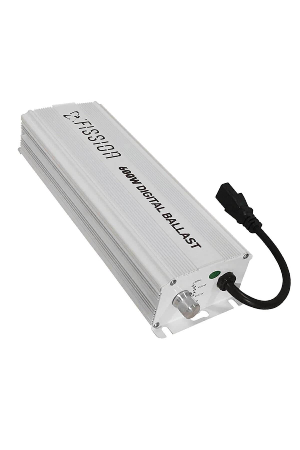 Fission 600W elektronik balast – gümüş alüminyum kasa, yan yüzünde kademe anahtarı ve siyah çıkış kablosu