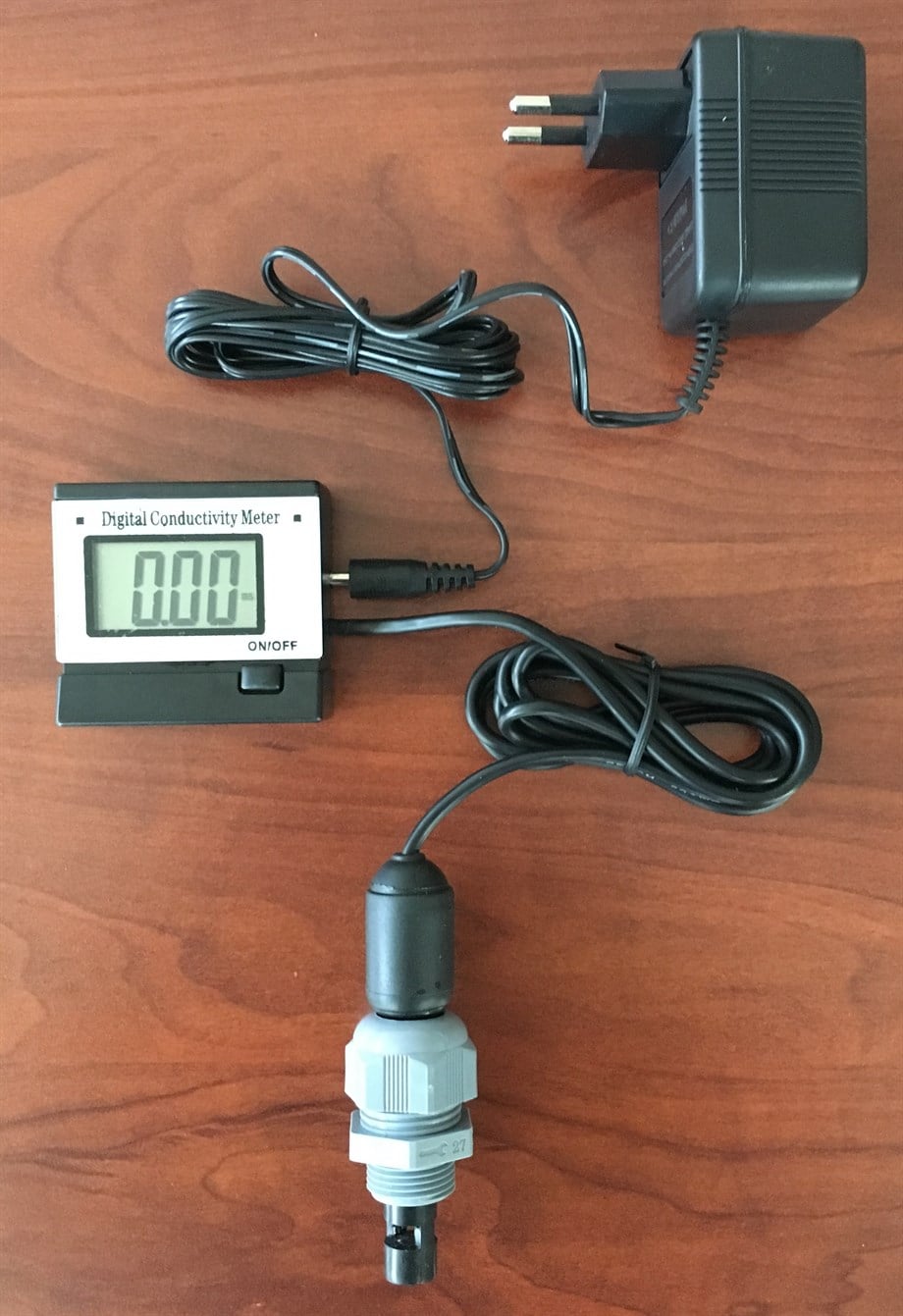 Boruya Vidalanan İletkenlik Ölçer – 1/2" Dişli EC Sensörü ve Kompakt Dijital Ekran