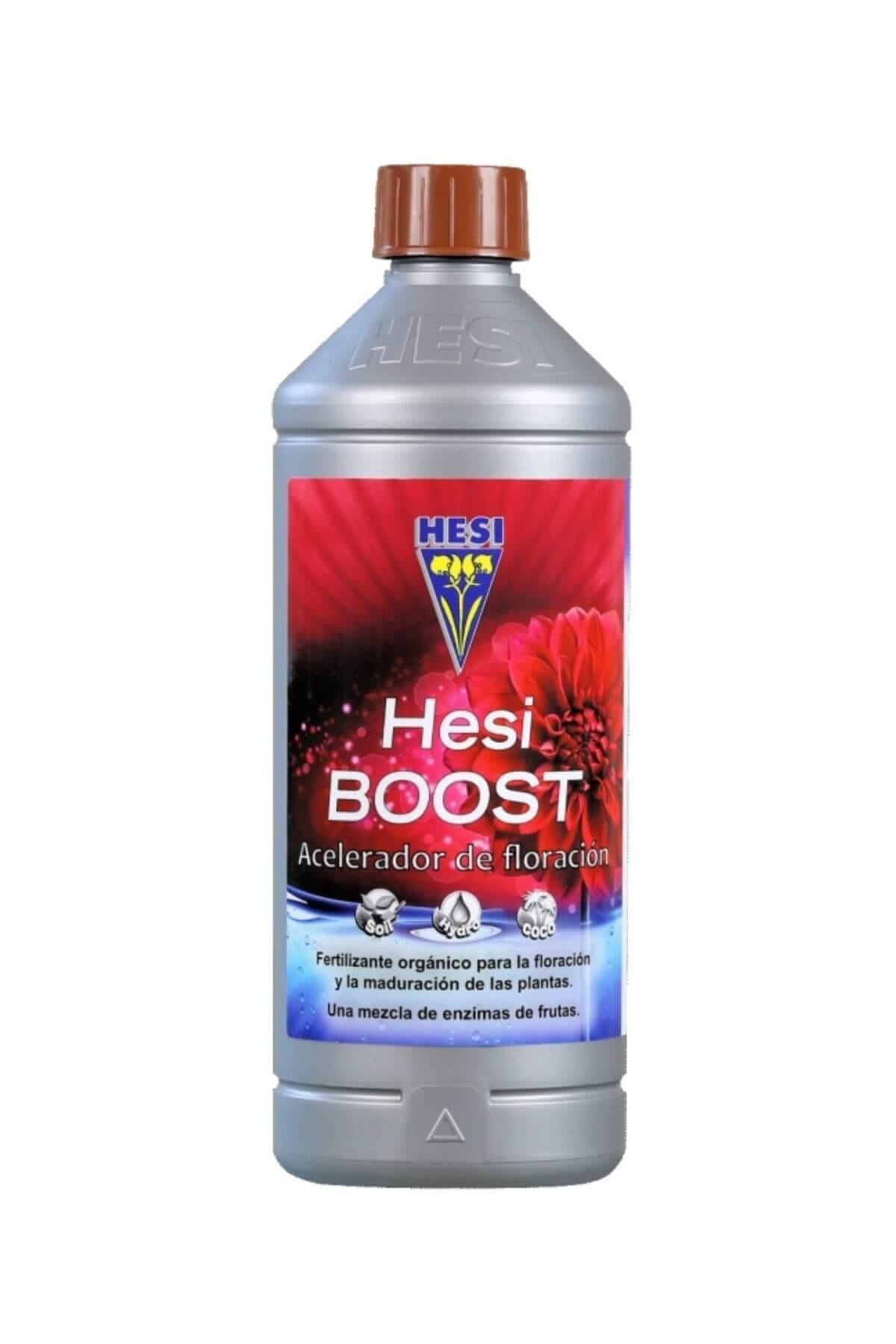 Hesi Boost 1 litre gümüş şişe – koyu kırmızı etiket, çiçek görseli, kahverengi kapak, ölçekli gövde