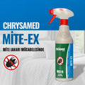 Chrysamed Mite-Ex 500 ml – mavi zeminli tanıtım görselinde beyaz yatak fotoğrafı üzerinde tetikli sprey şişe ve akar simgesi