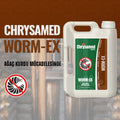 Chrysamed Worm-Ex 2 litre – kahverengi zeminli tanıtım görselinde kulplu bidon ve yanında ürün şişesi, ağaç kurdu simgesi