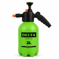 Delta 2 litre basınçlı püskürtücü – açık yeşil plastik hazne, siyah pompa kolu ve tetikli tabanca, üzerinde 2L yazısı