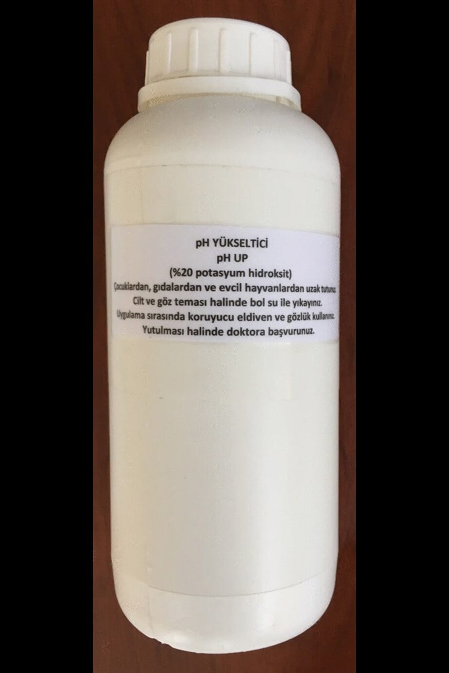 pH Yükseltici şişesi – beyaz 1 litrelik plastik şişe, üzerinde pH UP ve %20 potasyum hidroksit yazan etiket