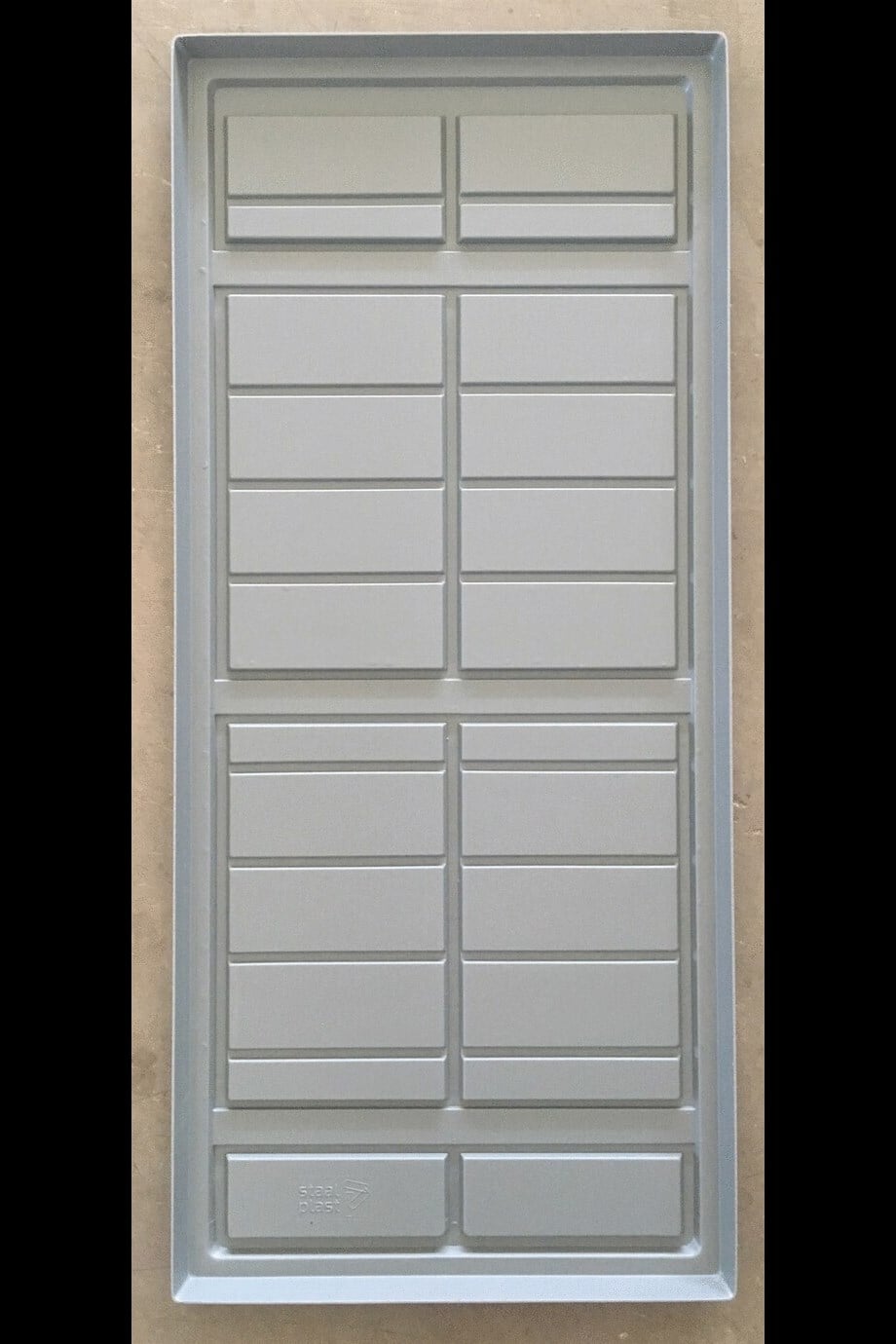 Açık Gri Sığ Saksı Tablası 126 × 55 cm – 3,5 cm Kenar, Panelli Taban