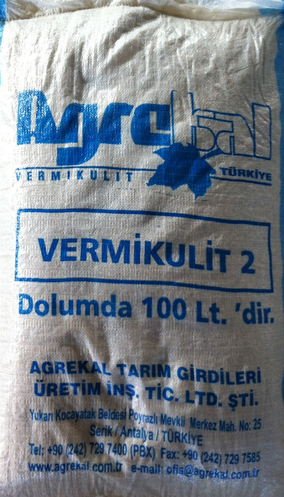 Vermikülit çuvalı – beyaz dokuma çuval, mavi Vermikulit 2 baskısı ve Dolumda 100 Lt yazısı